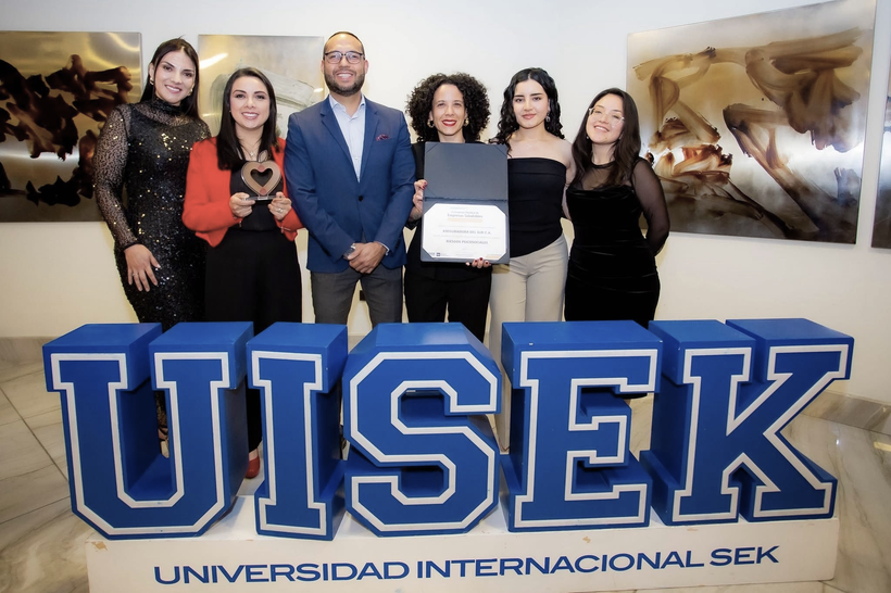 Entrega del reconocimiento a la gestión psicosocial en la Universidad Internacional SEK, Ecuador, 2025